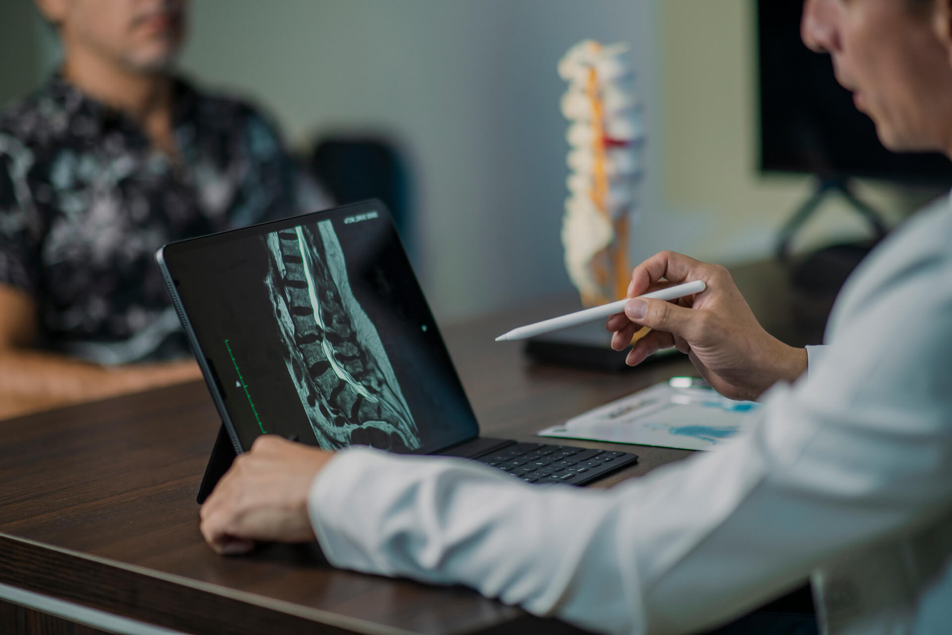 Neurocirujano en consulta por dolor de columna vertebral