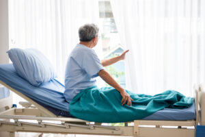 Es segura la cirugía de columna en adultos mayores de 70 años